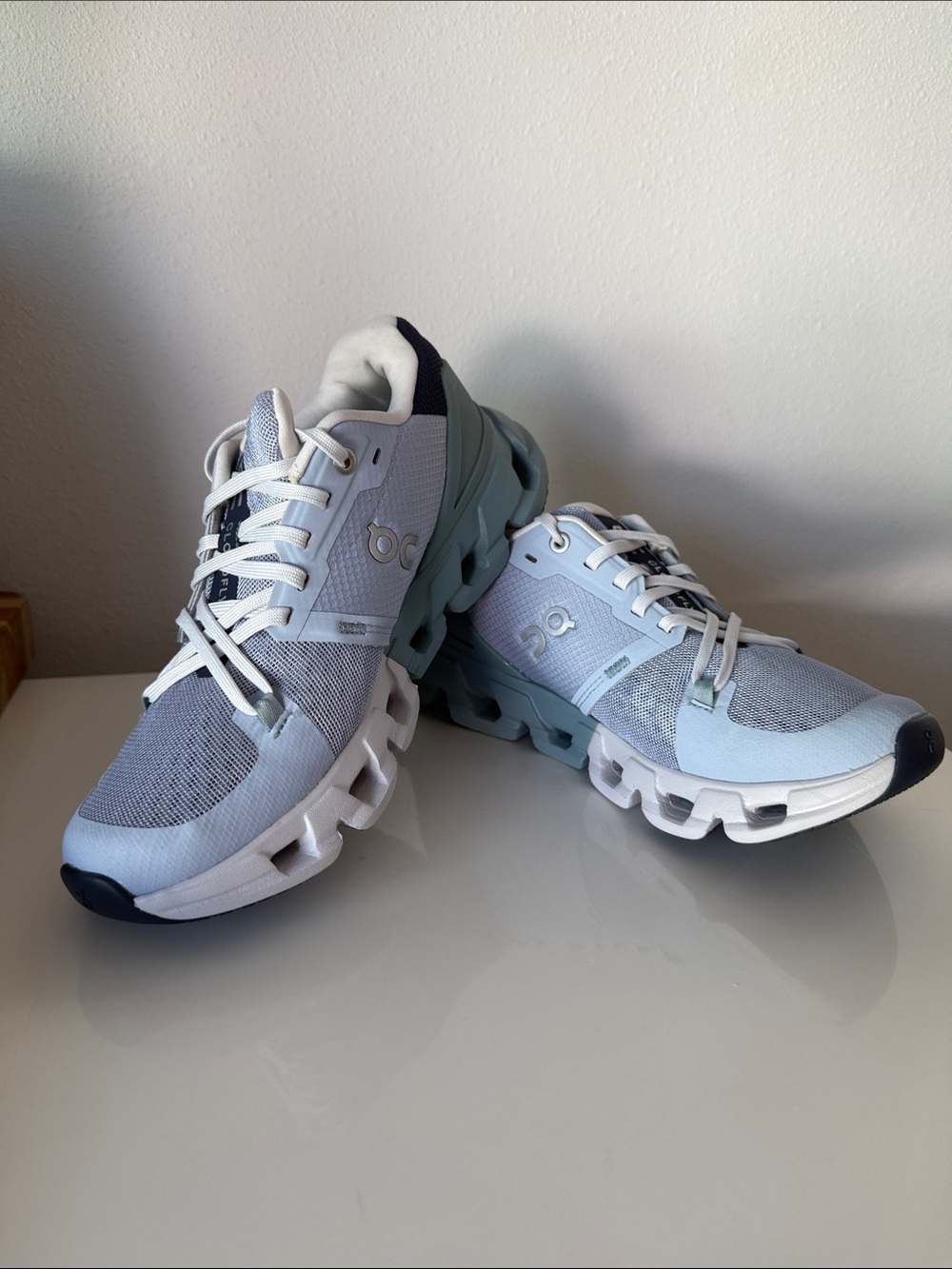 On CloudFlyer 4 Women's Sneakers, Size 6 Excellent Condition. - Picture 5 of 11